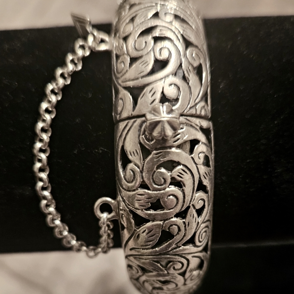 Sterling silver bangle bracelet w/closure